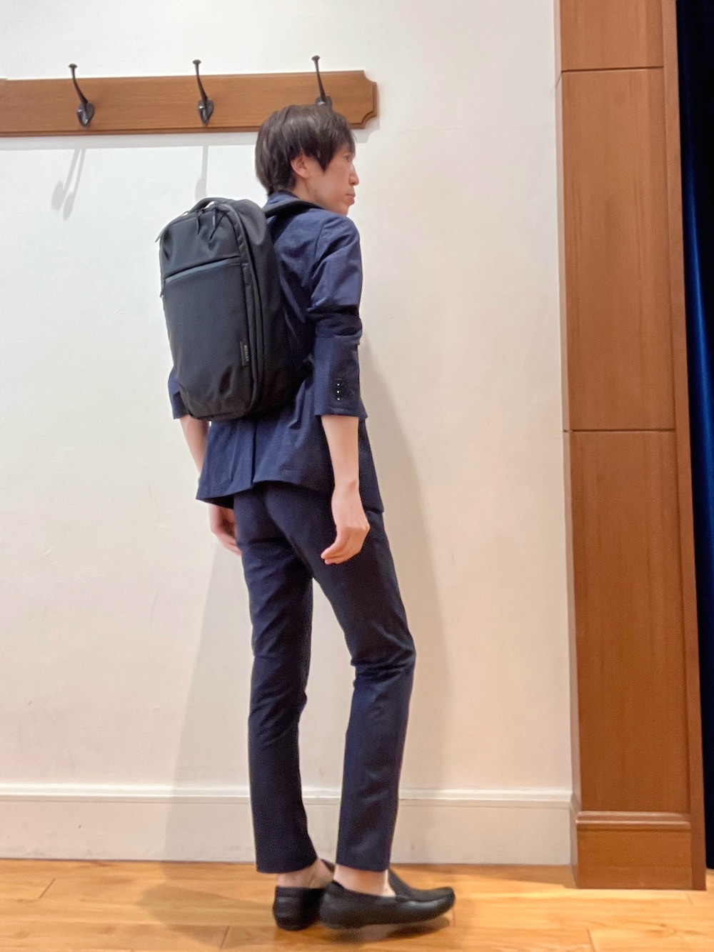 ブルー系のテーラードジャケット、ブルー系のTシャツ/カットソー、ブルー系のその他パンツを着用したメンズの春コーディネートの8枚目の写真