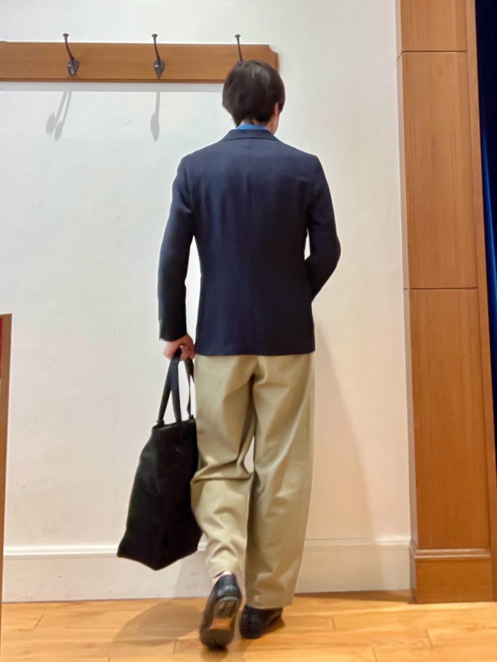 ブルー系のテーラードジャケット、ブラック系のトートバッグを着用したメンズの春コーディネートの7枚目の写真