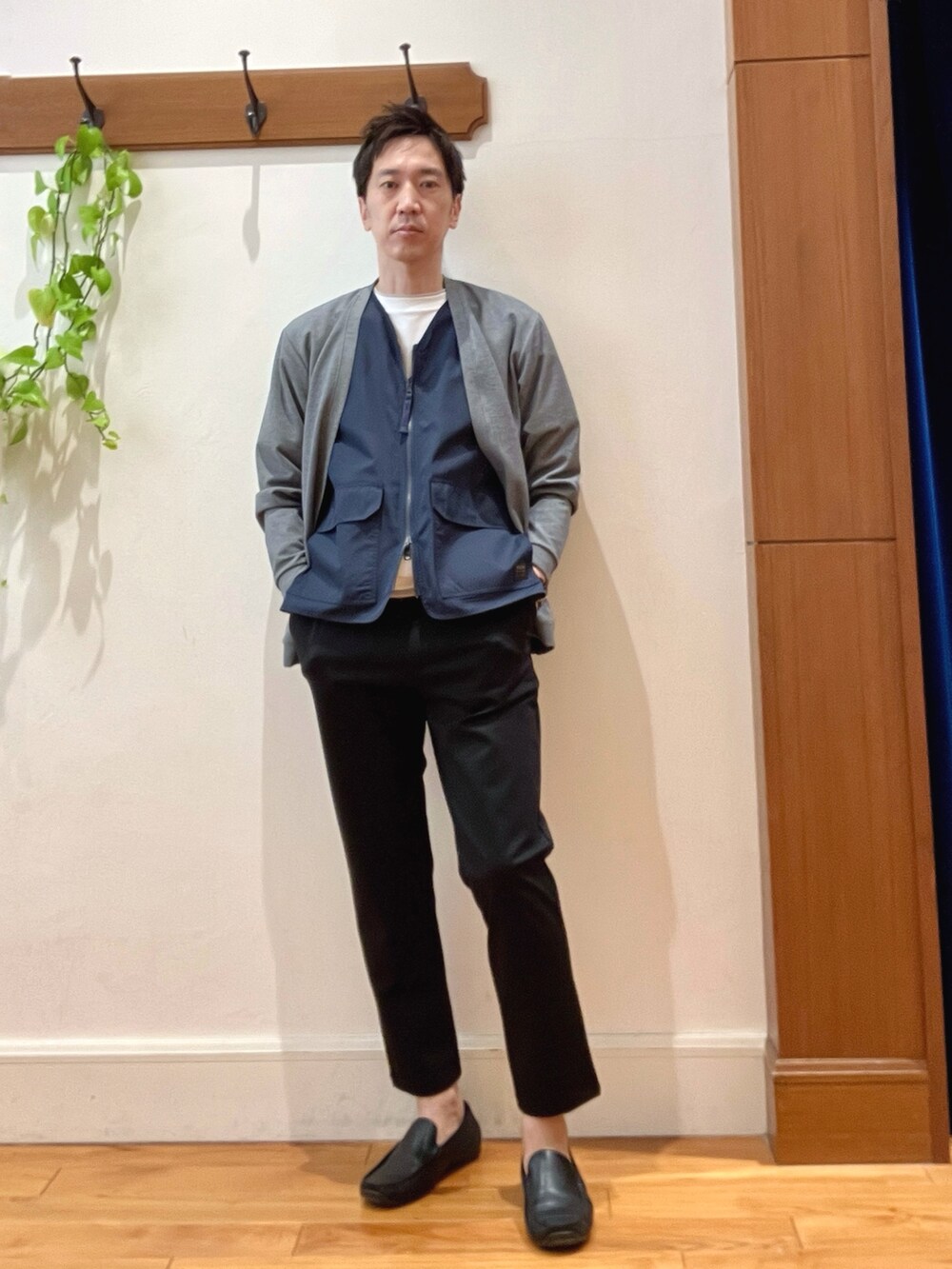 ブラック系のトートバッグ、ブラック系のその他パンツ、ホワイト系のTシャツ/カットソーを着用したメンズの春コーディネートの8枚目の写真