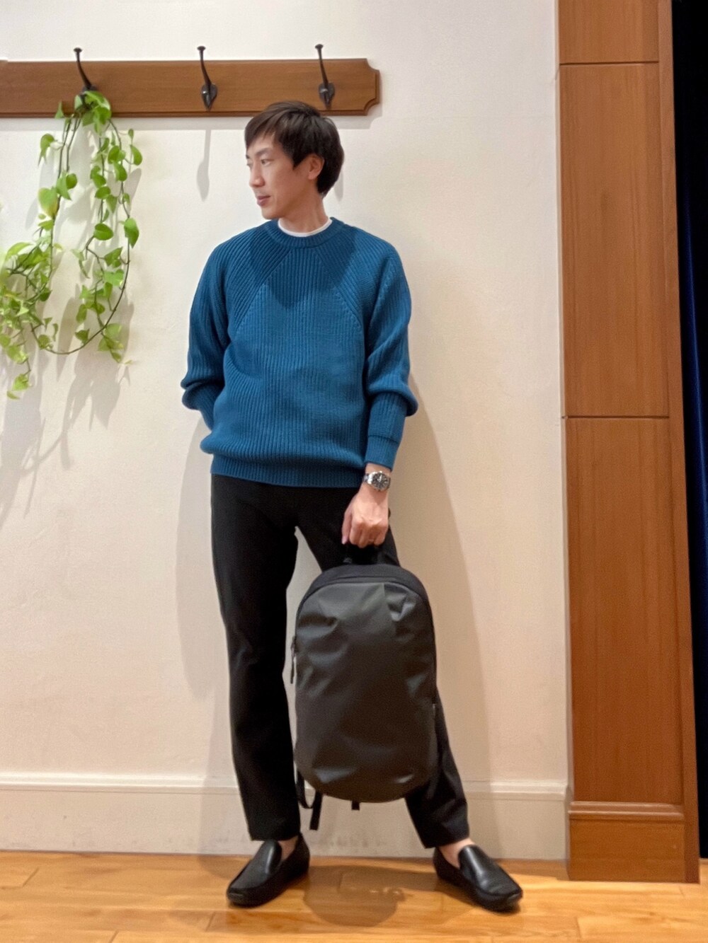 ブルー系のニット/セーター、グレー系のその他パンツ、グレー系のバックパック/リュックを着用したメンズの秋コーディネートの8枚目の写真