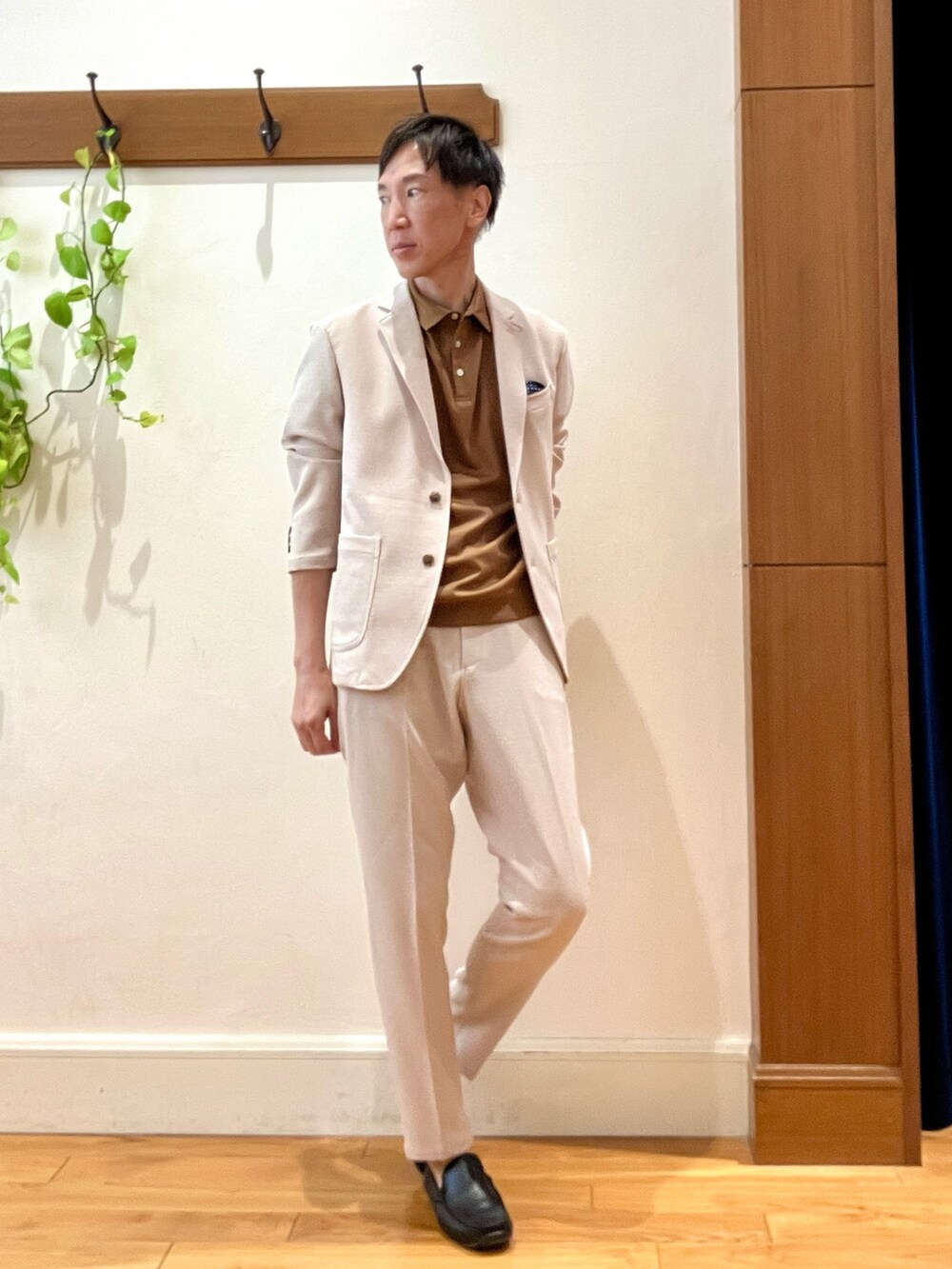 ベージュ系のその他パンツ、イエロー系のポロシャツ、ベージュ系のテーラードジャケットを着用したメンズの夏コーディネートの6枚目の写真