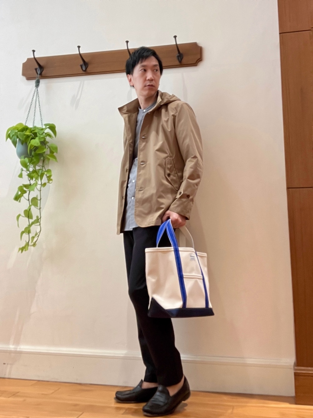 ベージュ系のブルゾン、ホワイト系のトートバッグ、ブラック系のシャツ/ブラウスを着用したメンズの春コーディネートの2枚目の写真