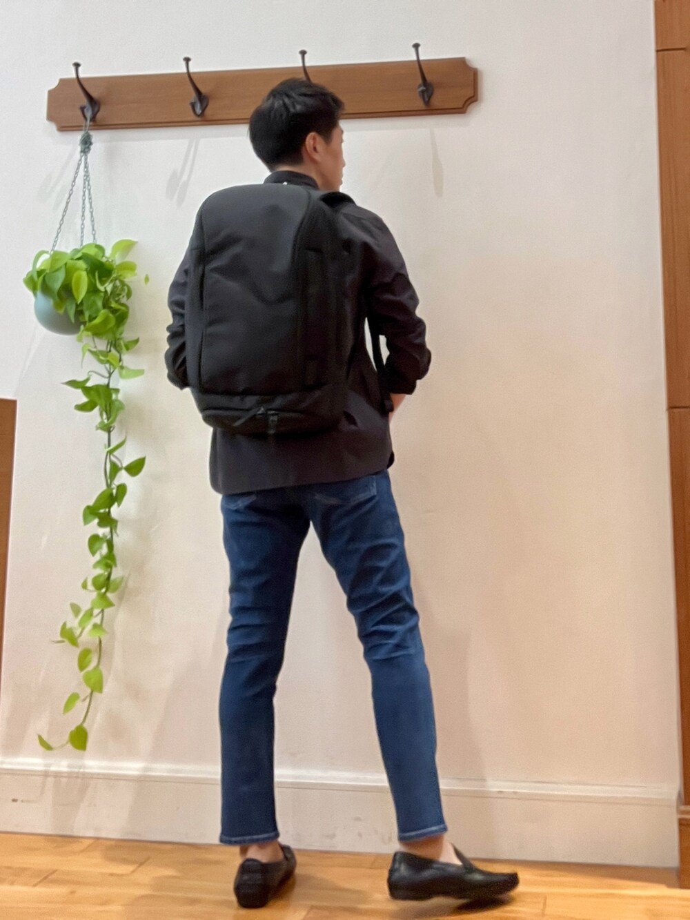 ブラック系のバックパック/リュック、ブラック系のシャツ/ブラウス、ホワイト系のTシャツ/カットソーを着用したメンズの秋コーディネートの5枚目の写真