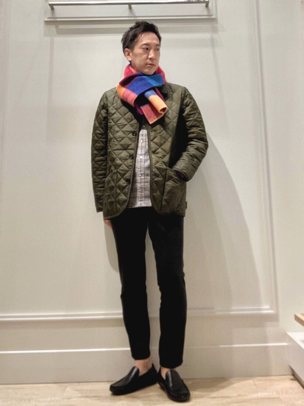 ブラック系のシャツ/ブラウス、グリーン系のブルゾン、その他のマフラーを着用したメンズの秋コーディネートの2枚目の写真