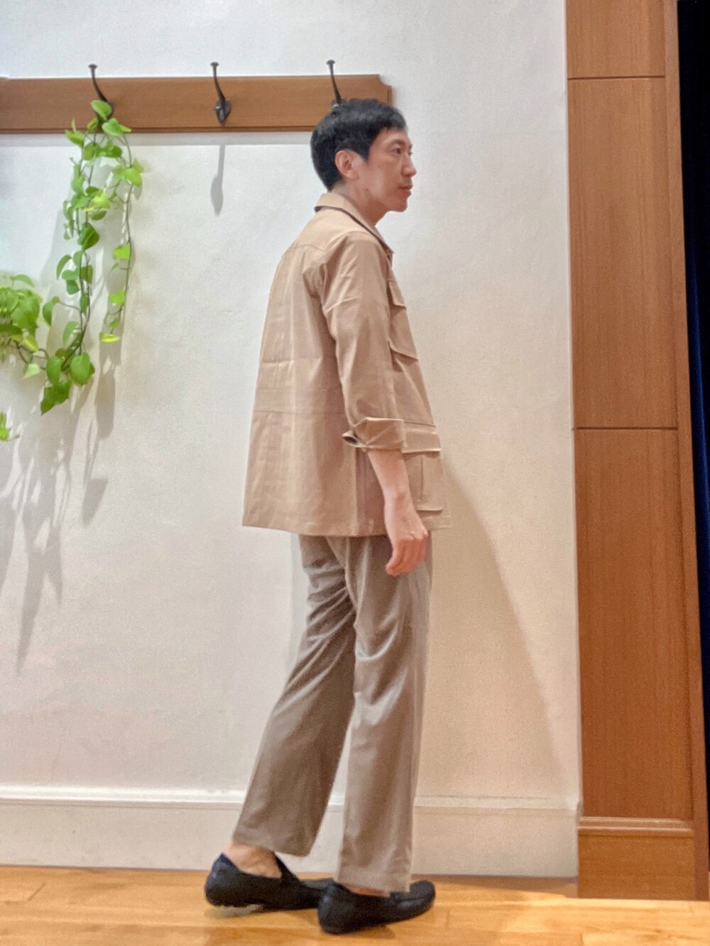 ベージュ系のミリタリージャケット、ホワイト系のTシャツ/カットソー、ベージュ系のその他パンツを着用したメンズの秋コーディネートの5枚目の写真