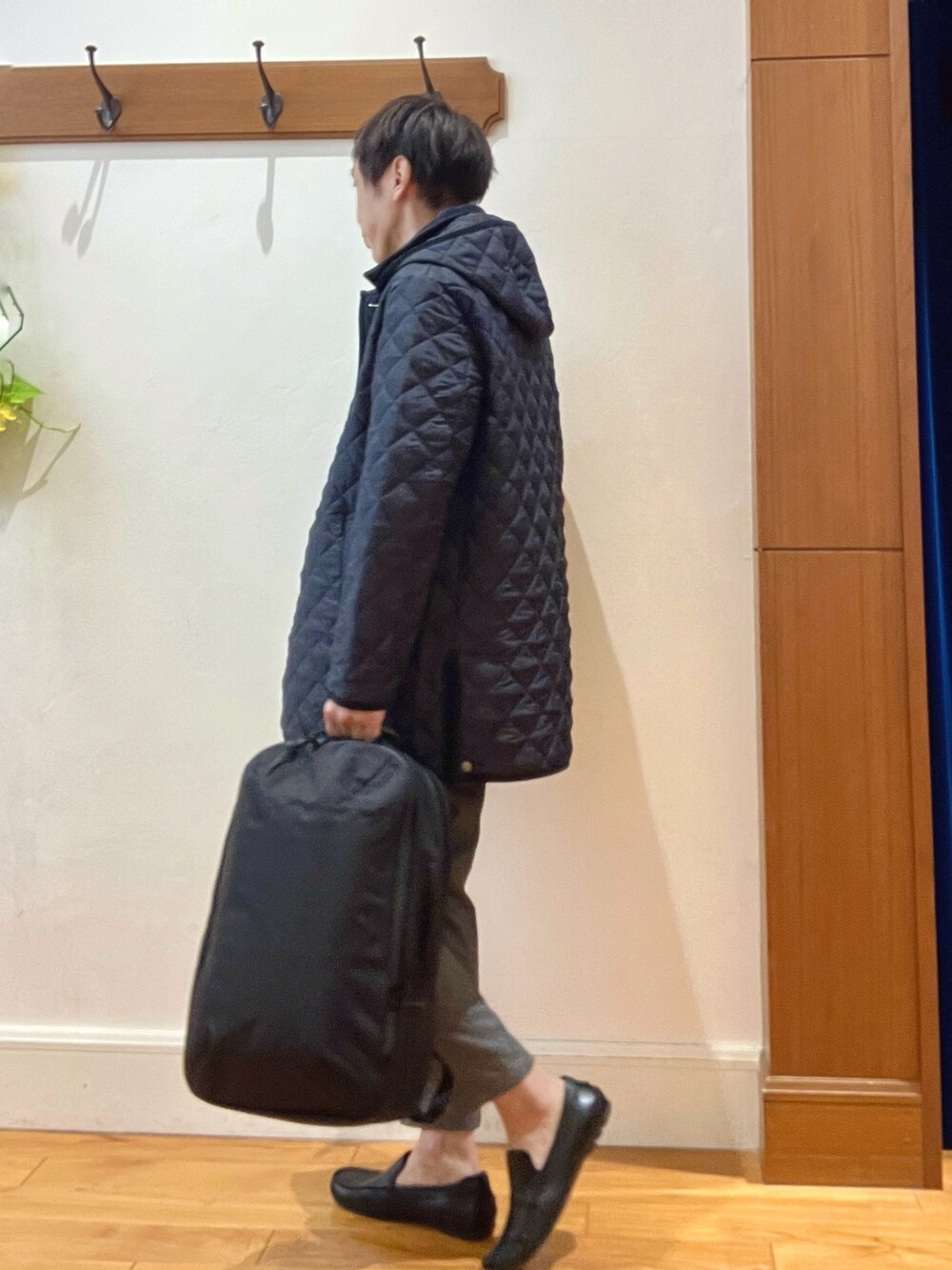 ブラック系のバックパック/リュック、グレー系のその他パンツ、ホワイト系のシャツ/ブラウスを着用したメンズの秋コーディネートの4枚目の写真