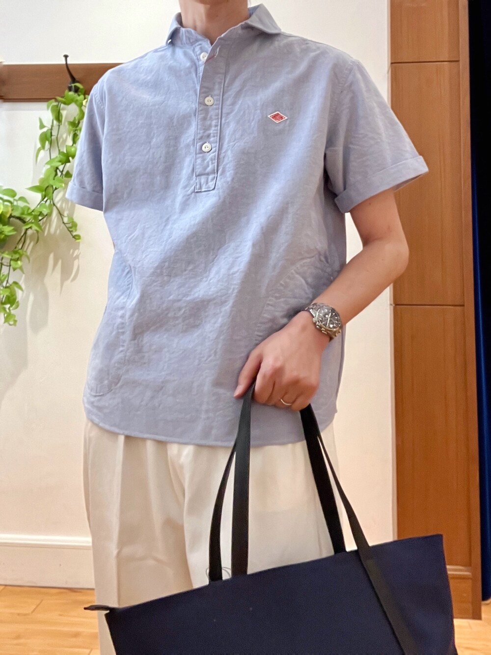 ブルー系のシャツ/ブラウス、ホワイト系のデニムパンツ、ブルー系のトートバッグを着用したメンズの春コーディネートの7枚目の写真