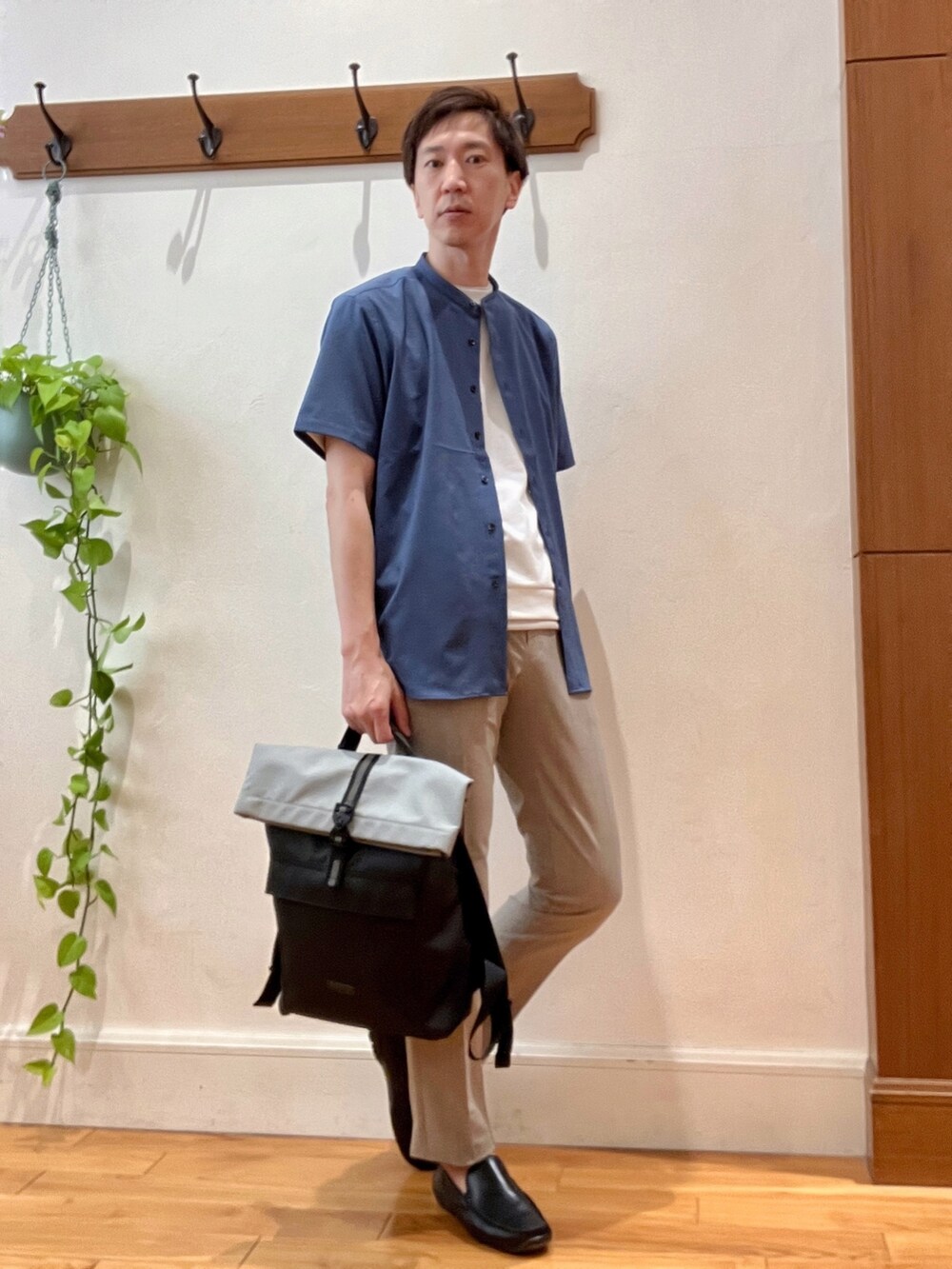 ブルー系のシャツ/ブラウス、ホワイト系のTシャツ/カットソー、ベージュ系のその他パンツを着用したメンズの春コーディネートの5枚目の写真