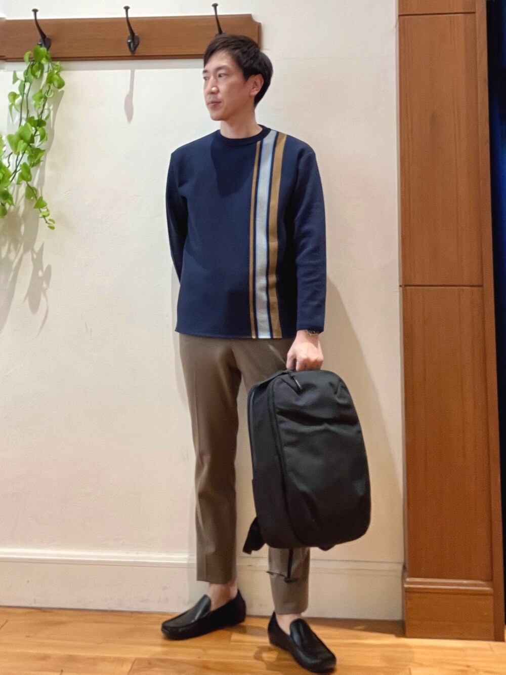 ブラウン系のその他パンツ、ブラウン系のテーラードジャケット、ブルー系のニット/セーターを着用したメンズの冬コーディネートの8枚目の写真