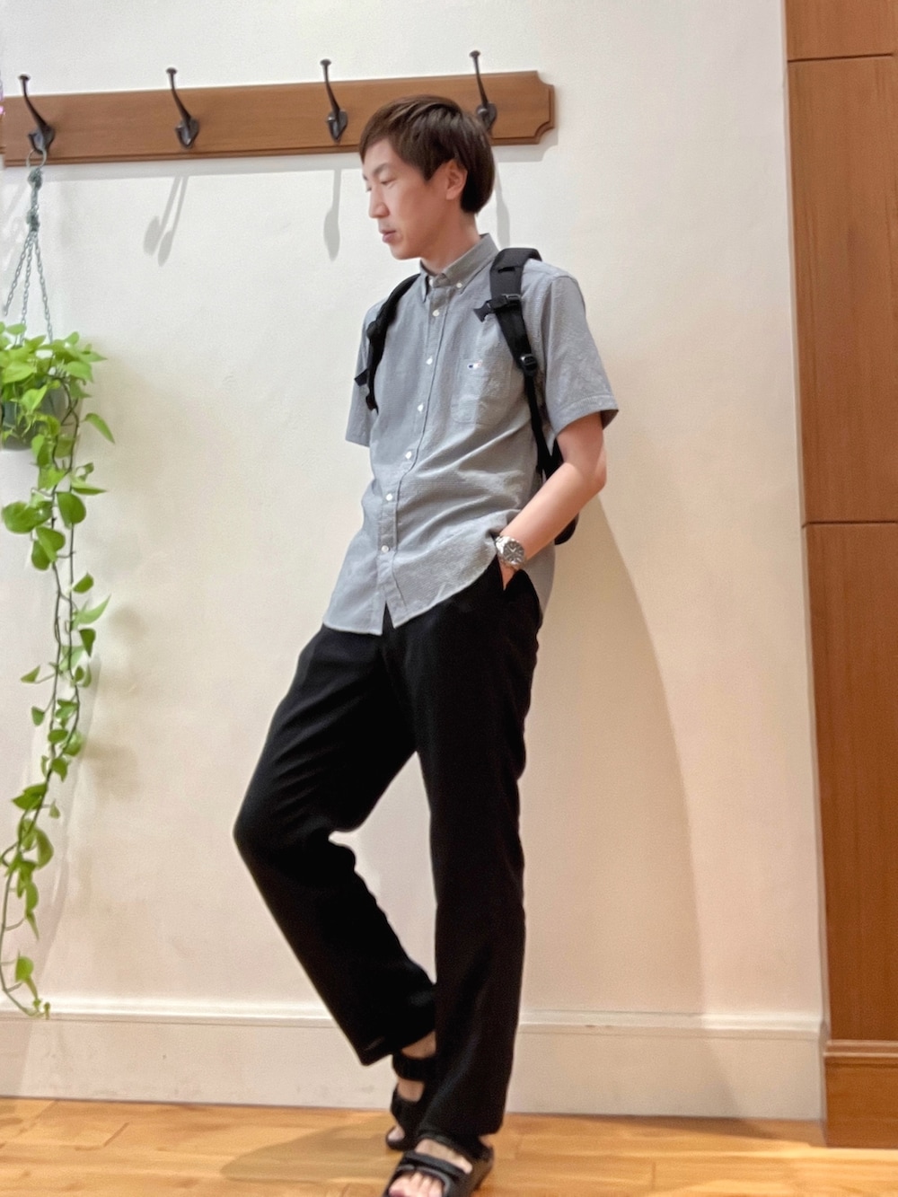 ブラック系のサンダル、グレー系のバックパック/リュック、ブラック系のその他パンツを着用したメンズの春コーディネートの3枚目の写真
