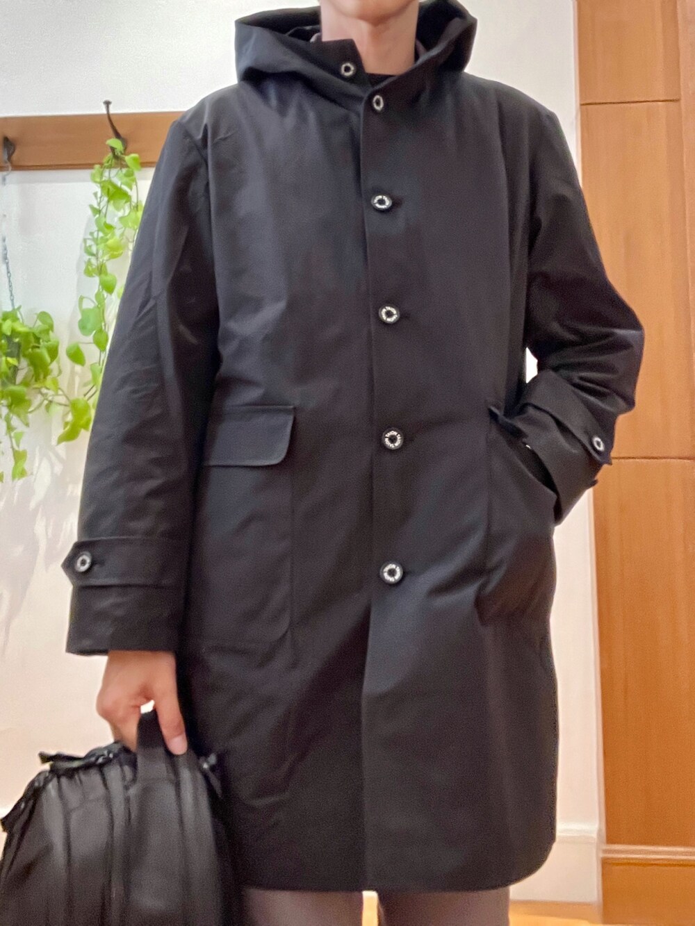 グレー系のその他パンツ、ブラック系のその他アウター、グレー系のテーラードジャケットを着用したメンズの秋コーディネートの10枚目の写真