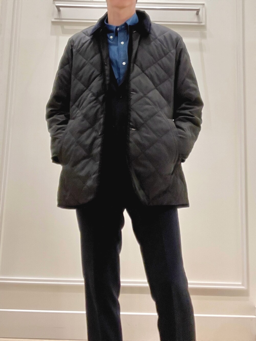 ブラック系のダウンジャケット/コート、ブルー系のシャツ/ブラウスを着用したメンズの秋コーディネートの8枚目の写真