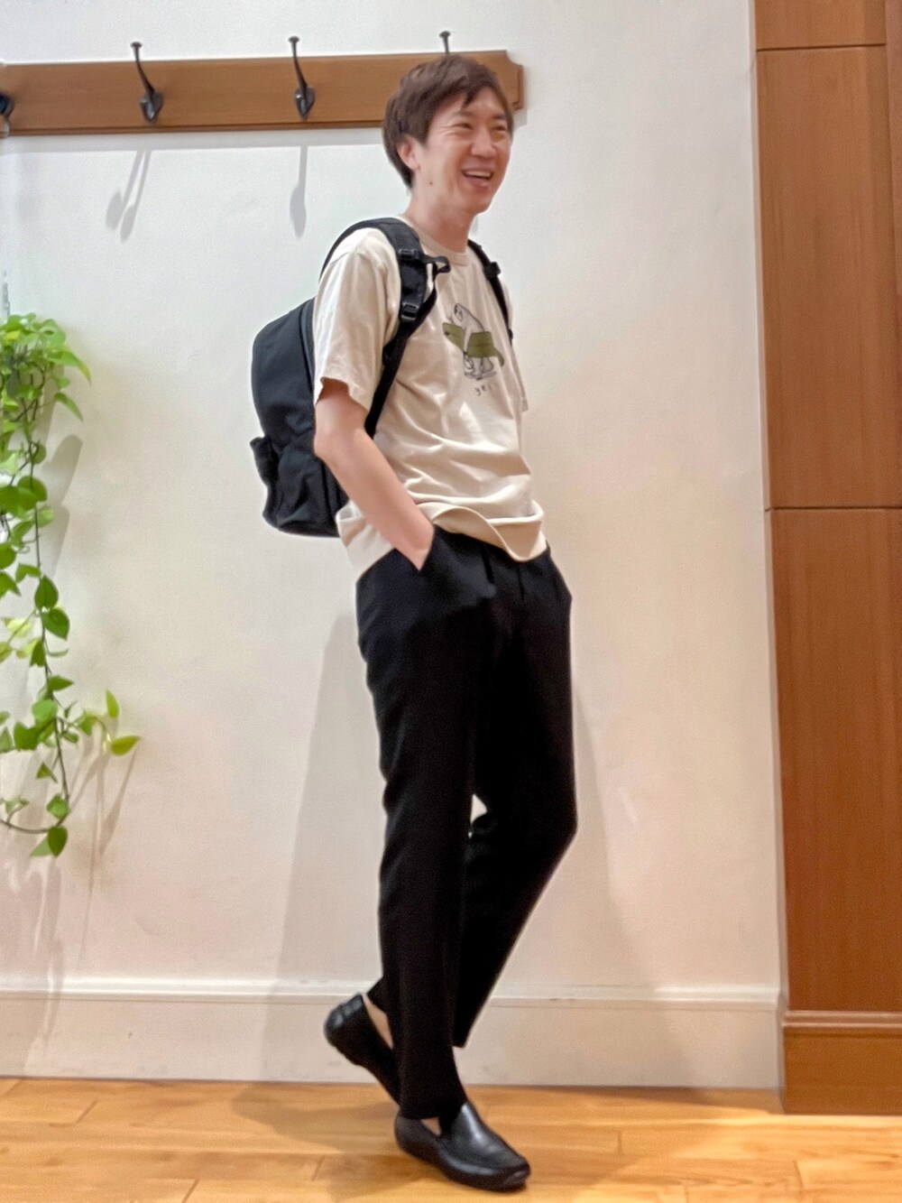 ベージュ系のTシャツ/カットソー、ブラック系のバックパック/リュック、ブラック系のその他パンツを着用したメンズの夏コーディネートの7枚目の写真