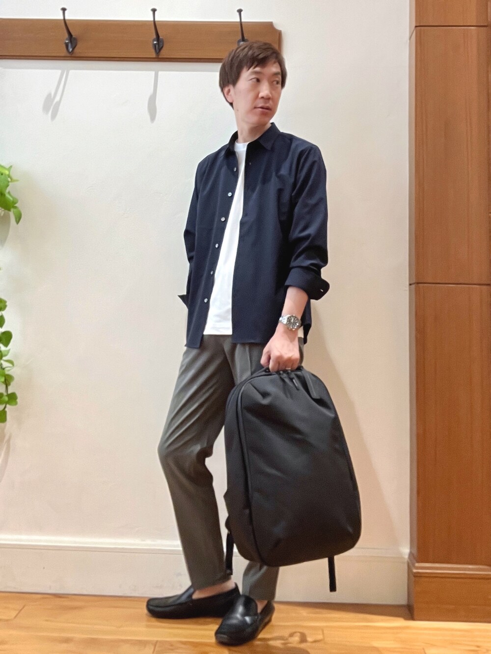 グレー系のその他パンツ、ブルー系のシャツ/ブラウス、ホワイト系のTシャツ/カットソーを着用したメンズの夏コーディネートの2枚目の写真