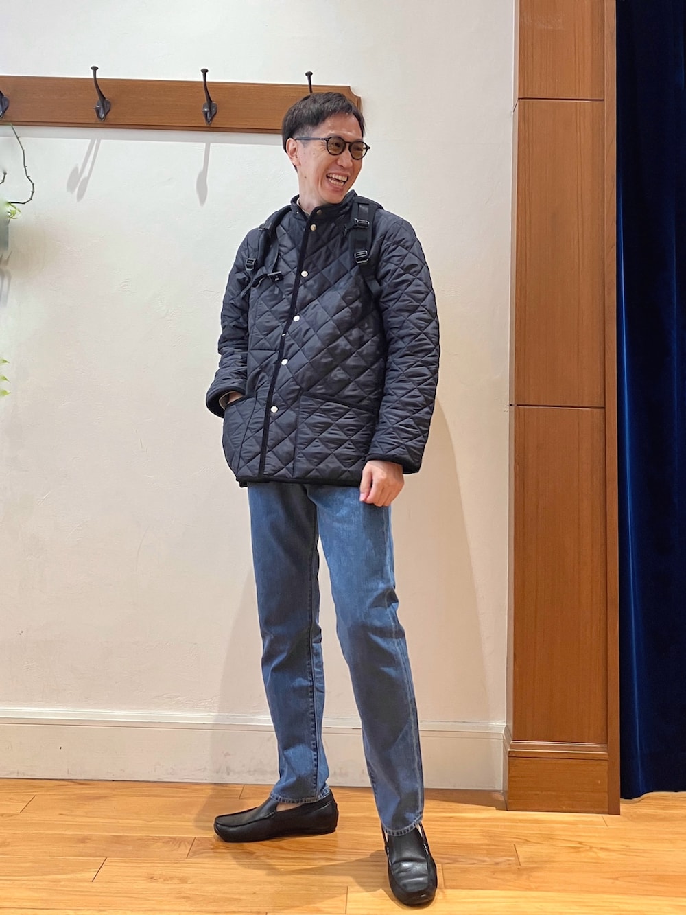 グレー系のシャツ/ブラウス、ブルー系のブルゾン、ブラック系のバックパック/リュックを着用したメンズの秋コーディネートの9枚目の写真