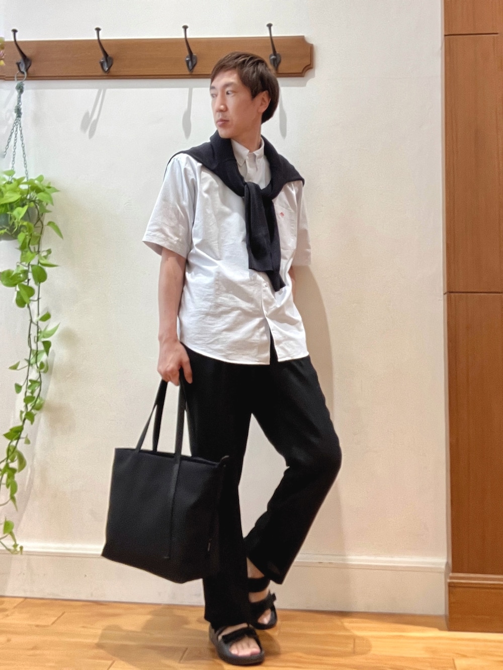 ホワイト系のシャツ/ブラウス、ホワイト系のシャツ/ブラウス、ブラック系のその他パンツを着用したメンズの春コーディネートの6枚目の写真