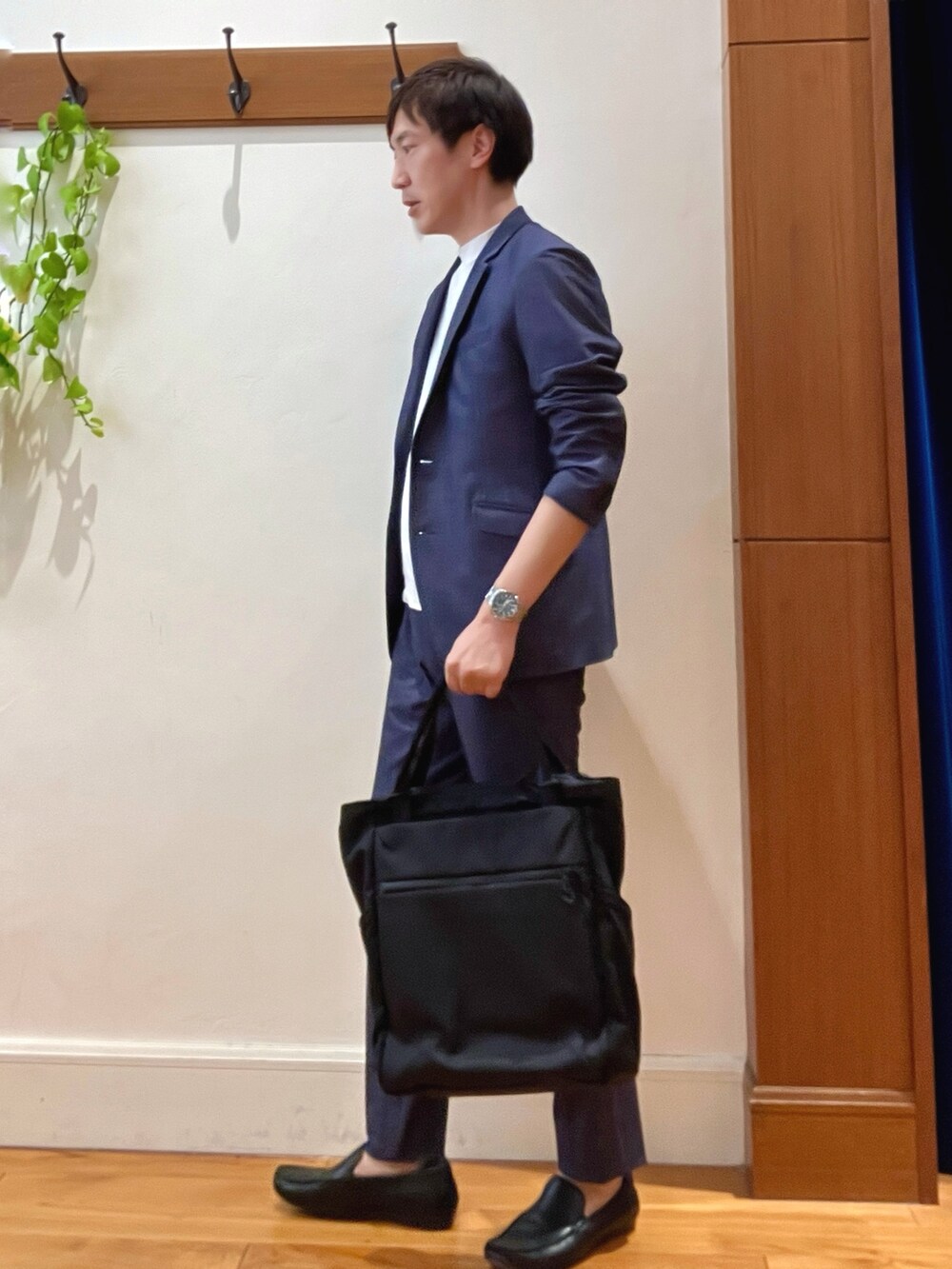 ブルー系のテーラードジャケット、ホワイト系のTシャツ/カットソー、ブルー系のその他パンツを着用したメンズの冬コーディネートの3枚目の写真