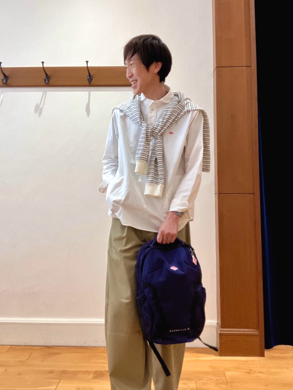 ホワイト系のシャツ/ブラウス、ホワイト系のTシャツ/カットソー、ブルー系のバックパック/リュックを着用したメンズの春コーディネートの8枚目の写真