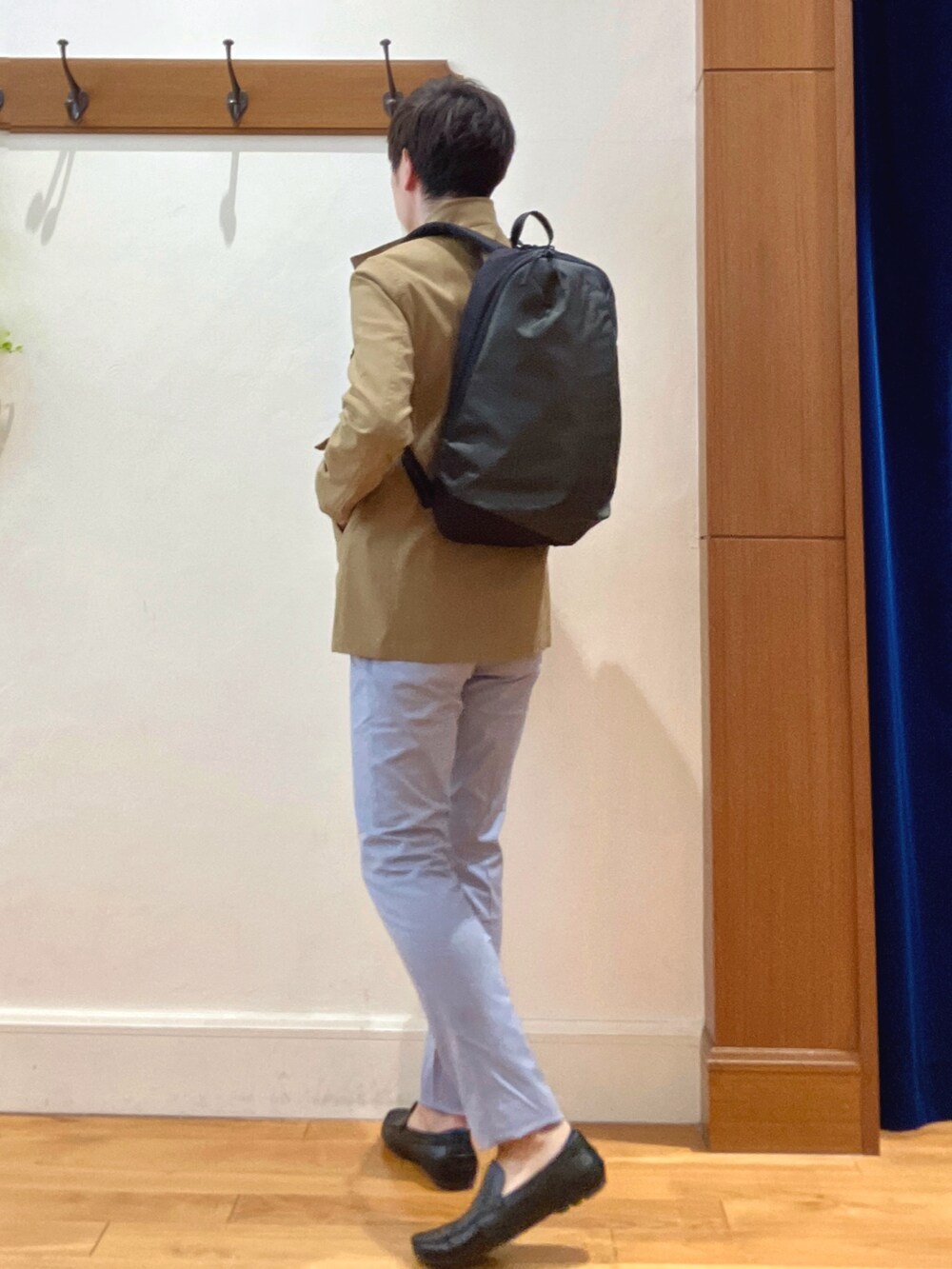 ベージュ系のブルゾン、ブラック系のシャツ/ブラウス、ブルー系のチノパンツを着用したメンズの春コーディネートの5枚目の写真