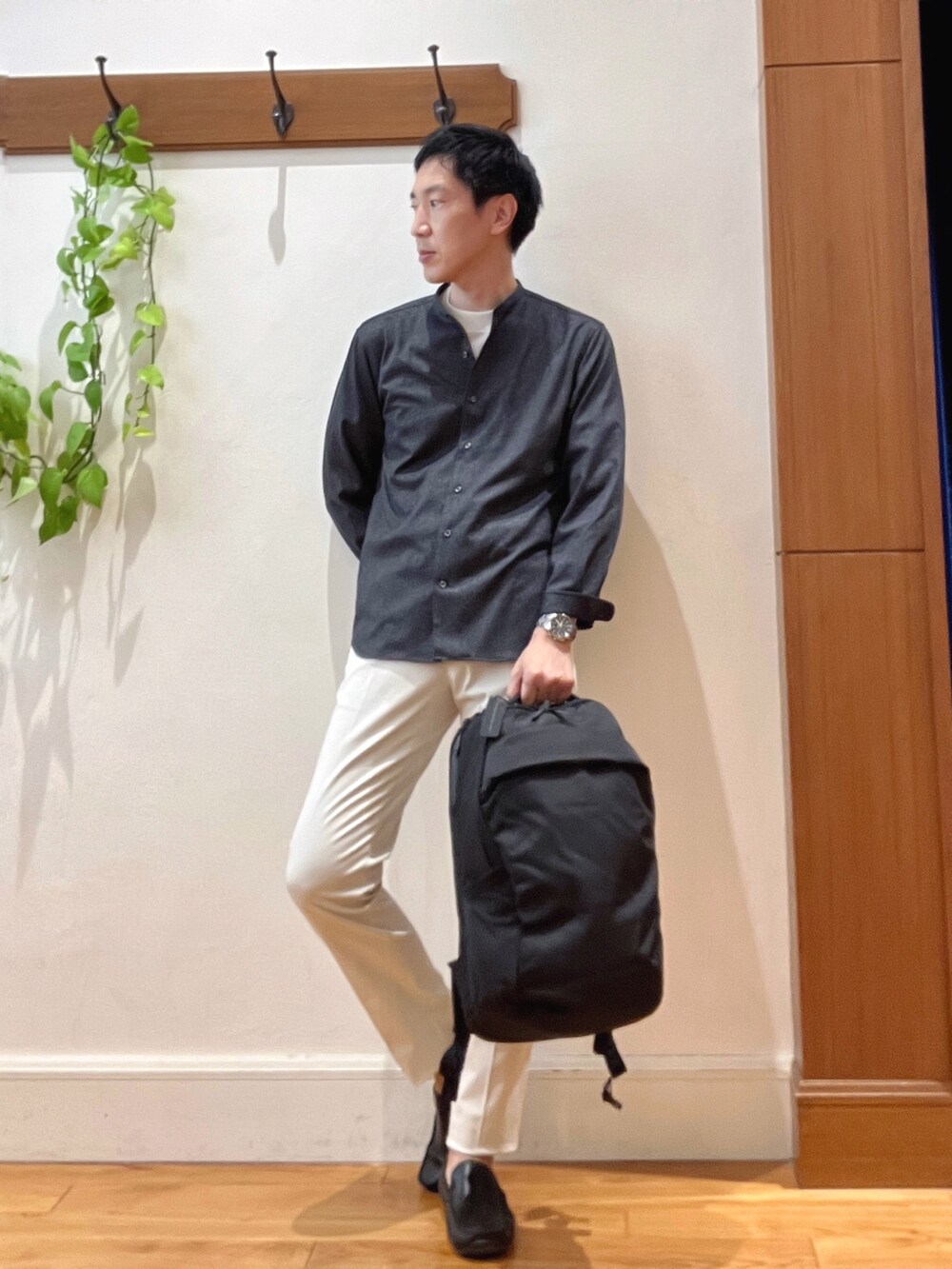 ブルー系のシャツ/ブラウス、ホワイト系のTシャツ/カットソー、ホワイト系のチノパンツを着用したメンズの秋コーディネートの8枚目の写真