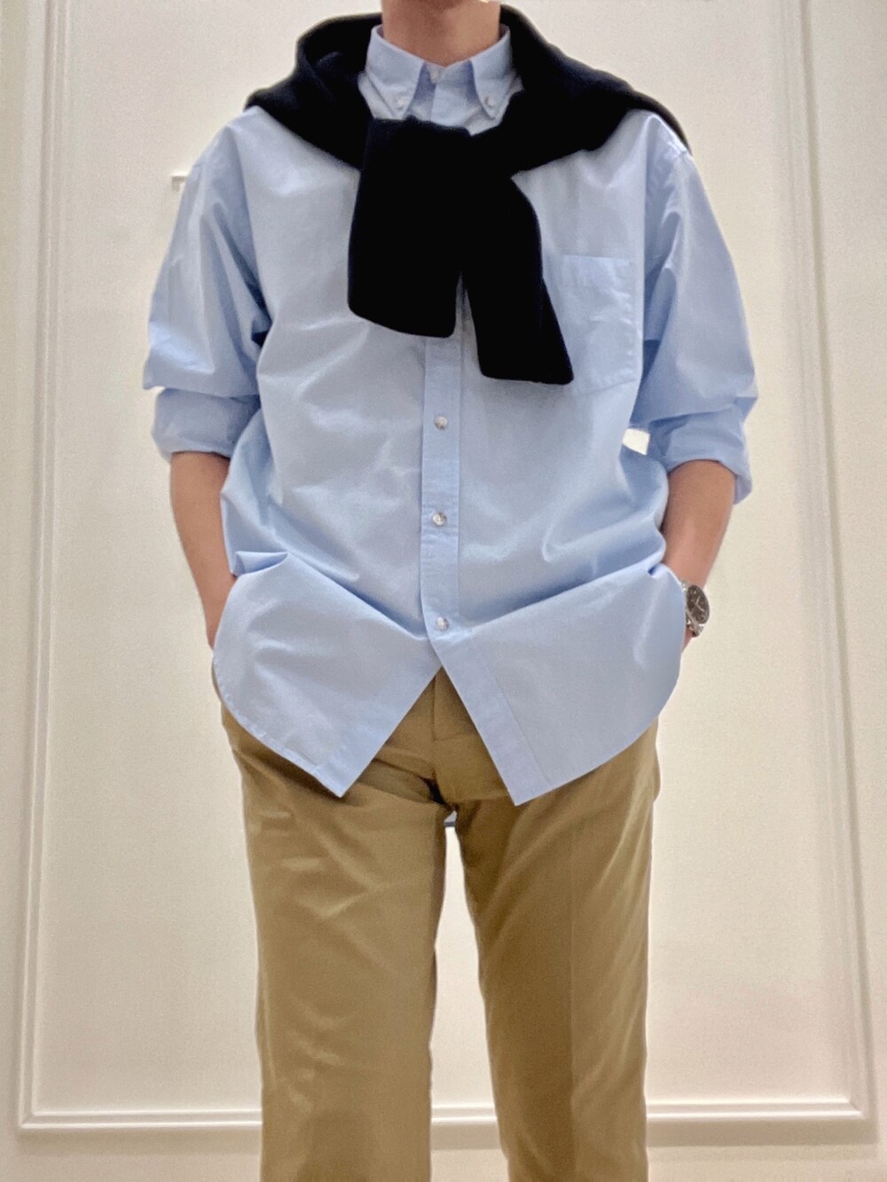 ベージュ系のチノパンツ、ブルー系のシャツ/ブラウス、ブルー系のカーディガン/ボレロを着用したメンズの冬コーディネートの8枚目の写真
