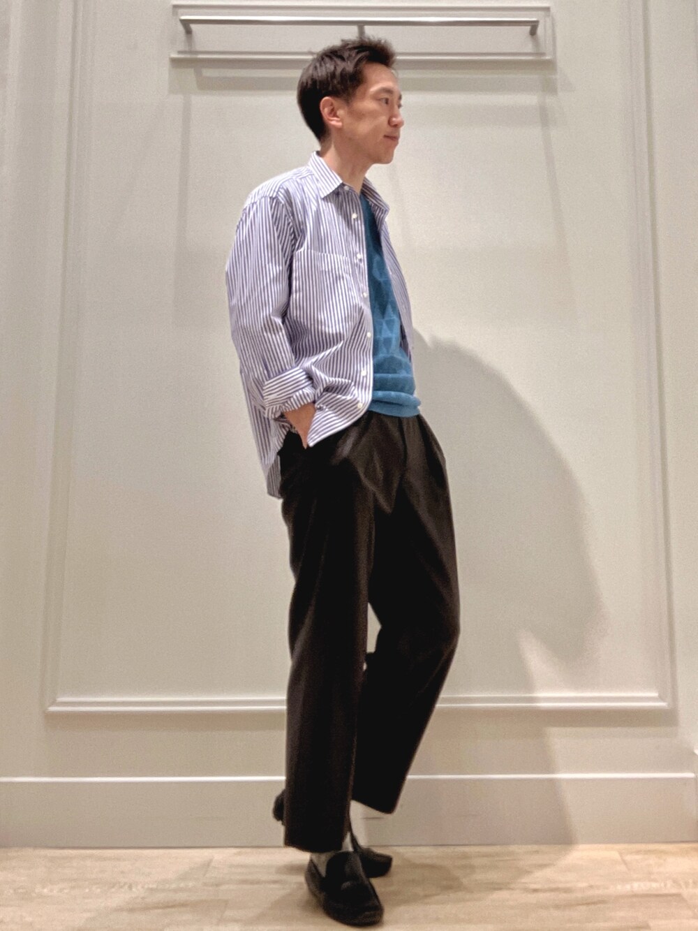 ブルー系のニット/セーターを着用したメンズの冬コーディネートの3枚目の写真