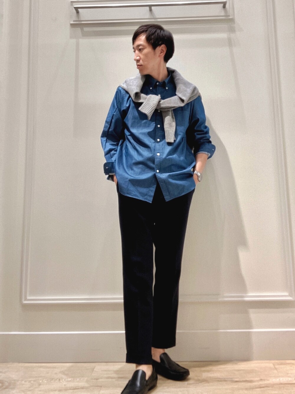 グレー系のカーディガン/ボレロ、ブルー系のシャツ/ブラウスを着用したメンズの秋コーディネートの6枚目の写真