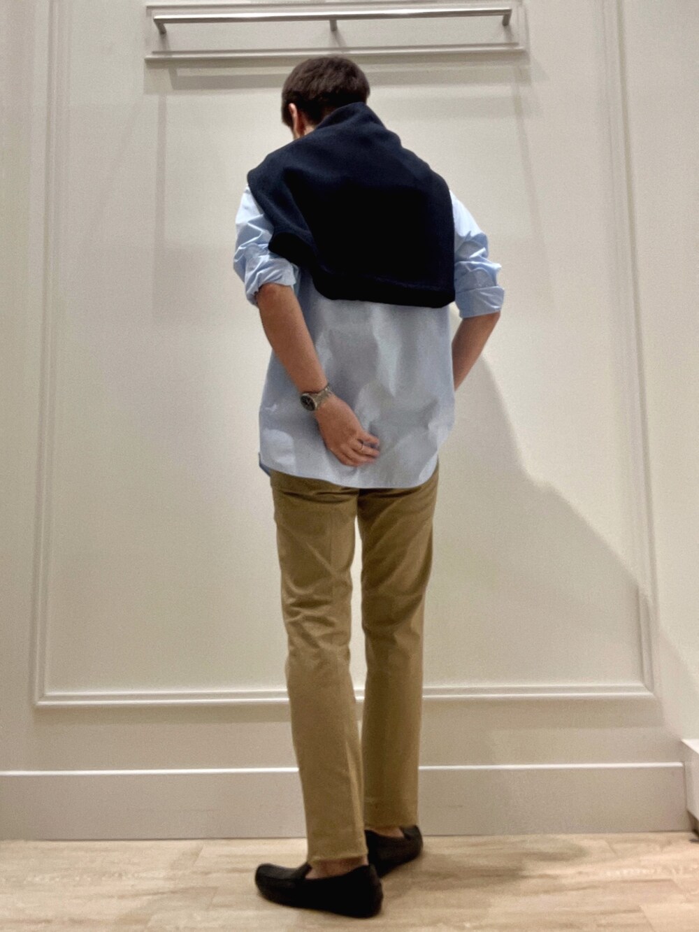 ベージュ系のチノパンツ、ブルー系のシャツ/ブラウス、ブルー系のカーディガン/ボレロを着用したメンズの冬コーディネートの5枚目の写真