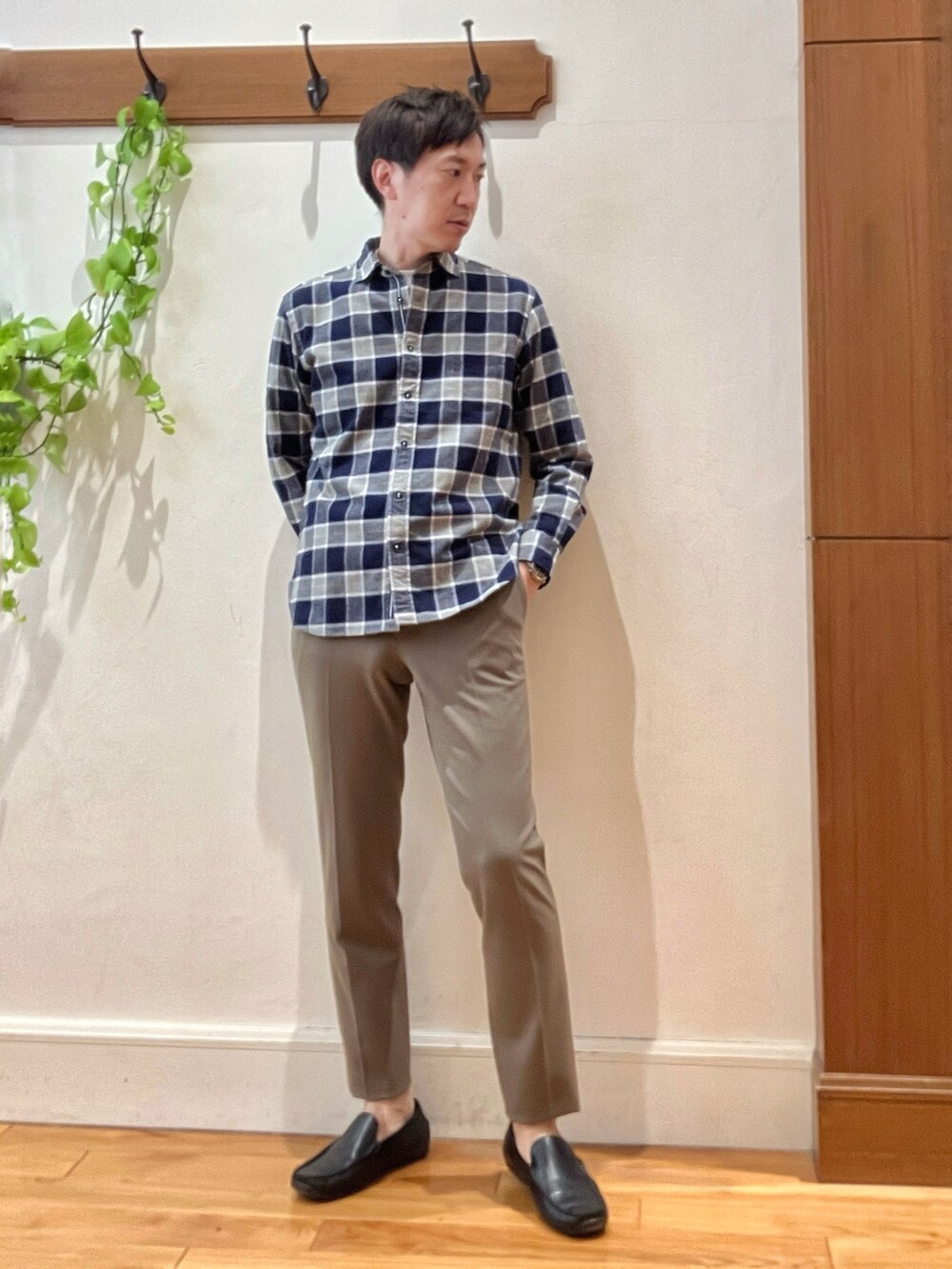 ブルー系のダウンベスト、ブルー系のシャツ/ブラウス、ブラウン系のその他パンツを着用したメンズの冬コーディネートの8枚目の写真