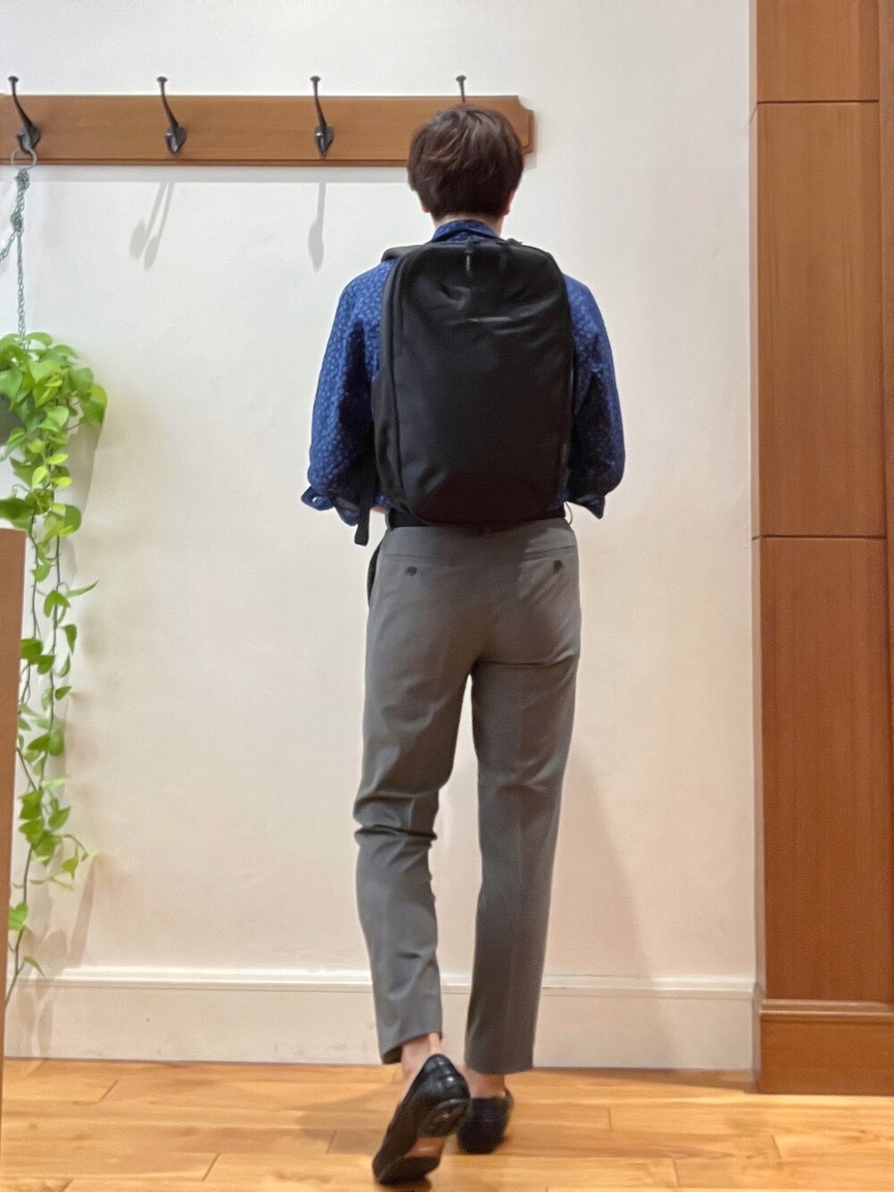ブルー系のシャツ/ブラウス、ブラック系のバックパック/リュック、グレー系のその他パンツを着用したメンズの夏コーディネートの5枚目の写真