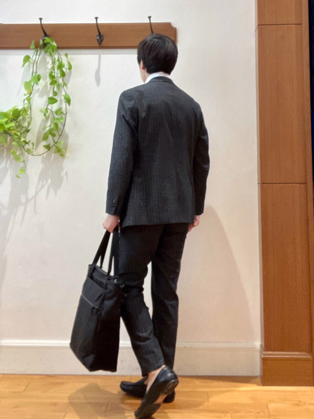 グレー系のテーラードジャケット、ホワイト系のTシャツ/カットソー、グレー系のスラックスを着用したメンズの秋コーディネートの4枚目の写真