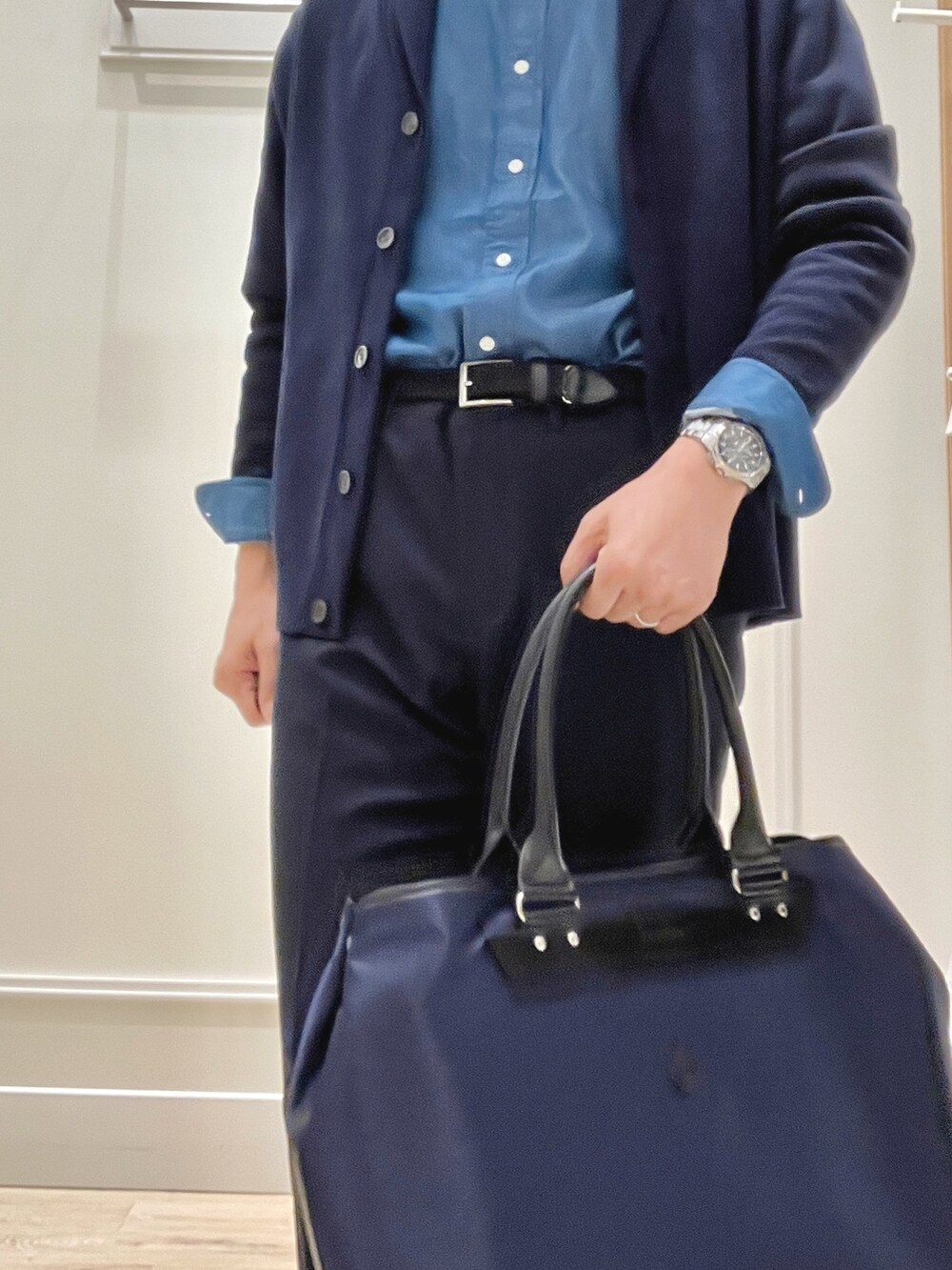 ブルー系のカーディガン/ボレロ、ブルー系のシャツ/ブラウス、ブラック系のトートバッグを着用したメンズの秋コーディネートの7枚目の写真