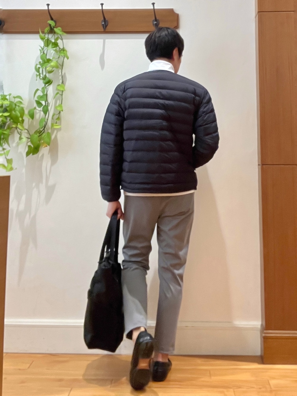 ブラック系のトートバッグ、グレー系のその他パンツ、ホワイト系のTシャツ/カットソーを着用したメンズの秋コーディネートの4枚目の写真