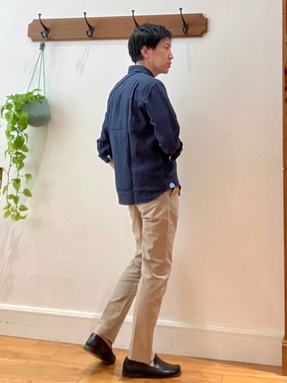 ブルー系のシャツ/ブラウス、ブルー系のショルダーバッグ、ベージュ系のその他パンツを着用したメンズの春コーディネートの6枚目の写真