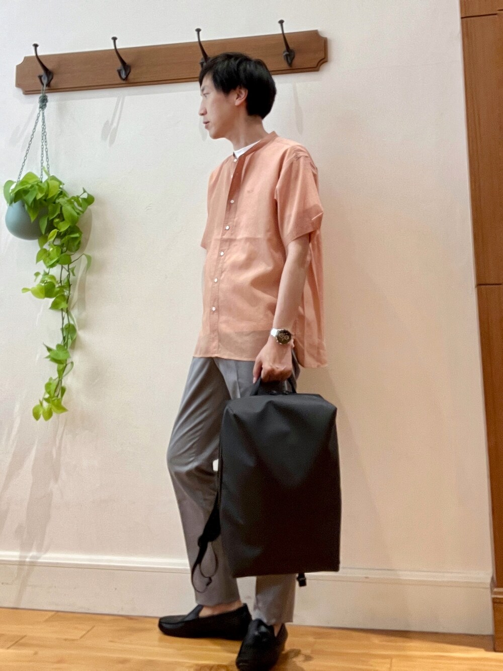 オレンジ系のシャツ/ブラウス、ホワイト系のTシャツ/カットソー、ブラック系のバックパック/リュックを着用したメンズの夏コーディネートの3枚目の写真