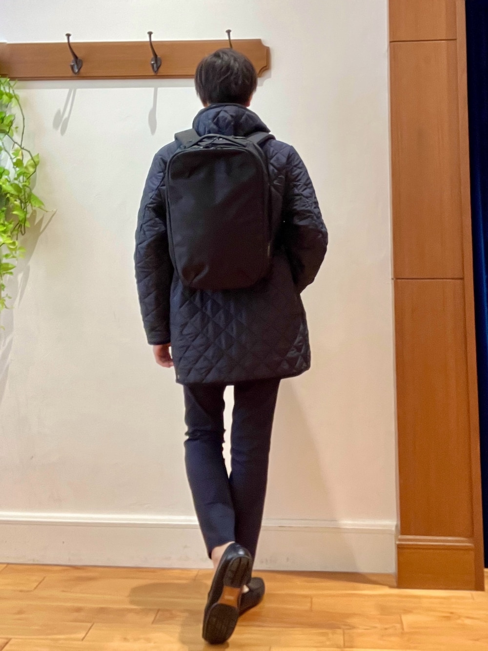 ブルー系のブルゾン、ブルー系のテーラードジャケット、ブルー系のその他パンツを着用したメンズの秋コーディネートの5枚目の写真
