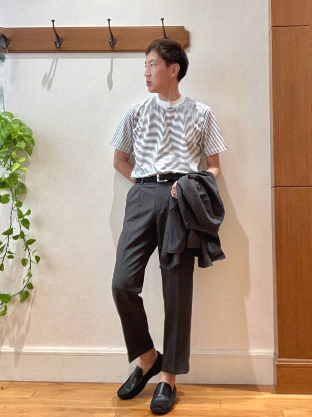 グレー系のスラックス、グレー系のシャツ/ブラウス、ホワイト系のTシャツ/カットソーを着用したメンズの夏コーディネートの8枚目の写真