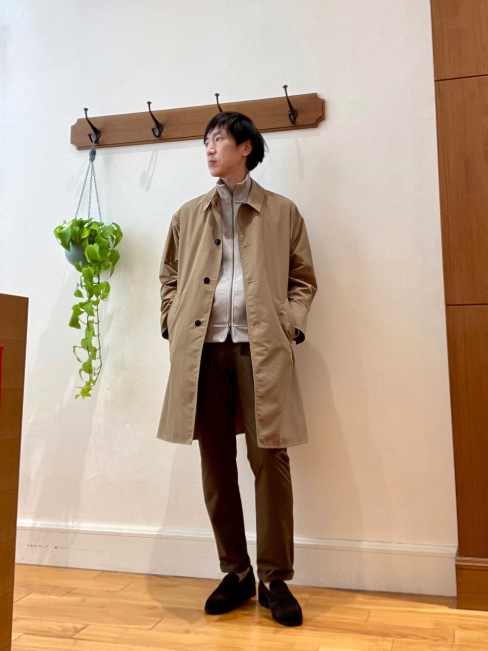 ベージュ系のステンカラーコート、ベージュ系のカーディガン/ボレロ、ブラウン系のその他パンツを着用したメンズの冬コーディネートの6枚目の写真