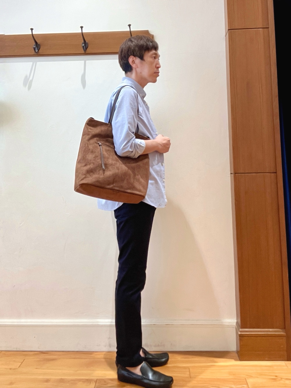 ブルー系のシャツ/ブラウス、ブルー系のチノパンツ、ホワイト系のTシャツ/カットソーを着用したメンズの夏コーディネートの8枚目の写真