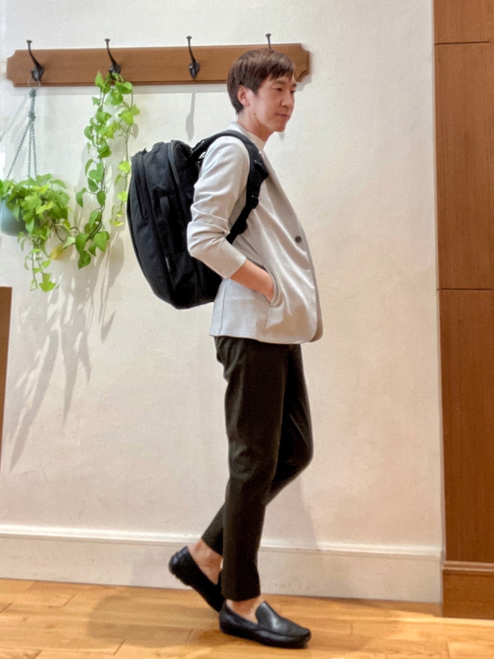 グレー系のテーラードジャケット、ホワイト系のTシャツ/カットソー、グリーン系のその他パンツを着用したメンズの秋コーディネートの7枚目の写真