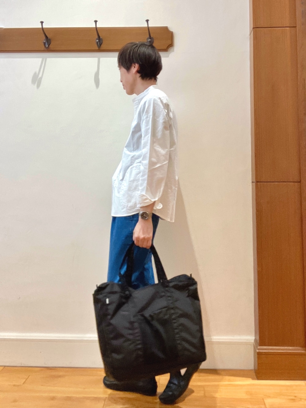 ベージュ系のブルゾン、ホワイト系のシャツ/ブラウス、ブルー系のデニムパンツを着用したメンズの春コーディネートの7枚目の写真