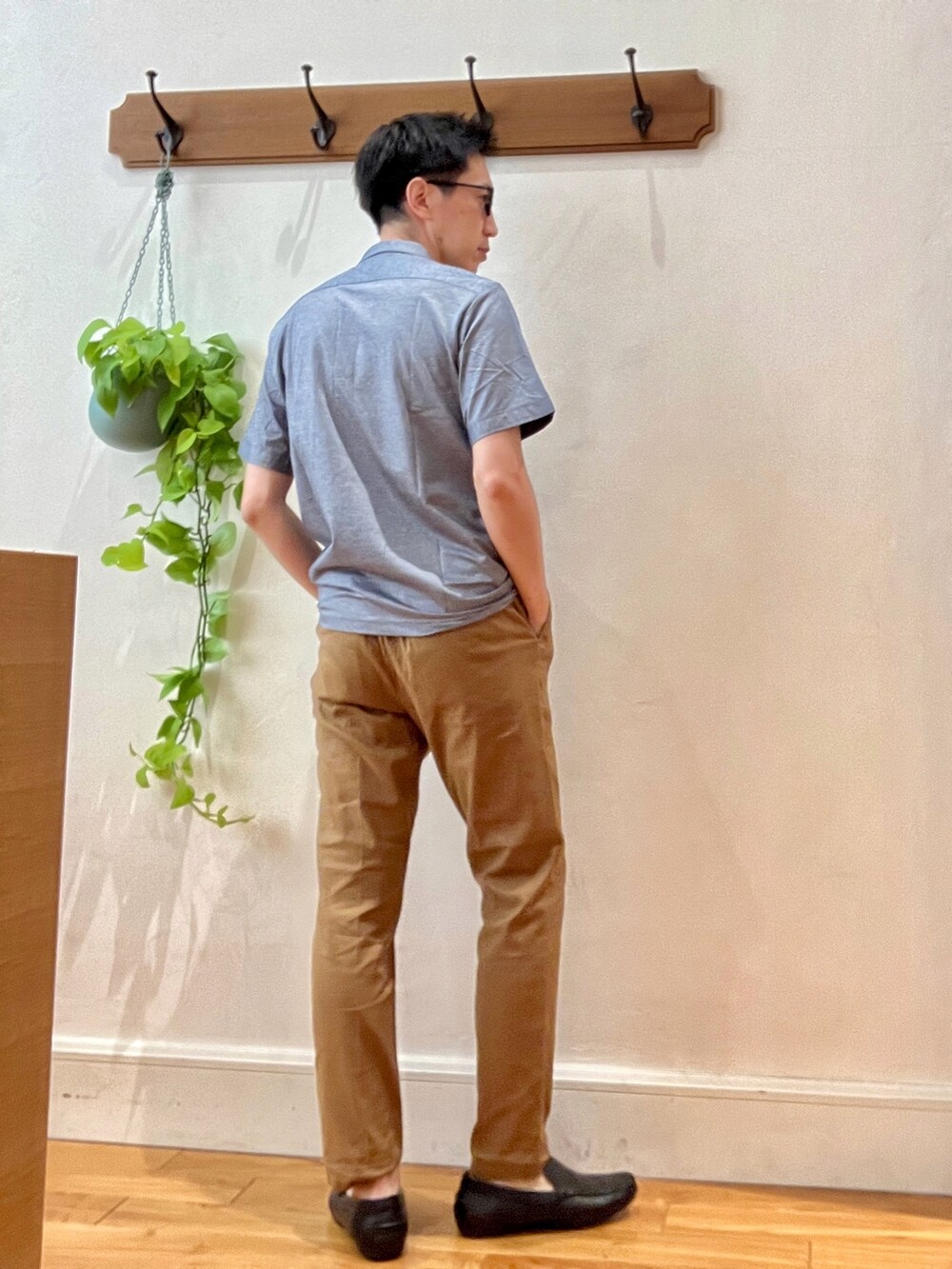 イエロー系のその他パンツ、ブルー系のポロシャツ、ブラック系のサングラスを着用したメンズの夏コーディネートの5枚目の写真