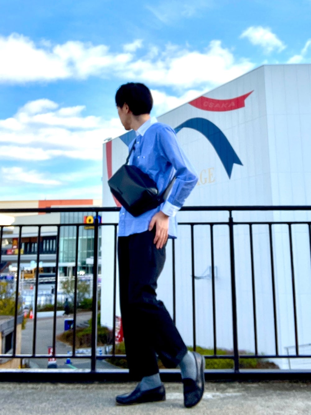 ブルー系のシャツ/ブラウス、ブラック系のボディバッグ/ウエストポーチを着用したメンズの冬コーディネートの3枚目の写真