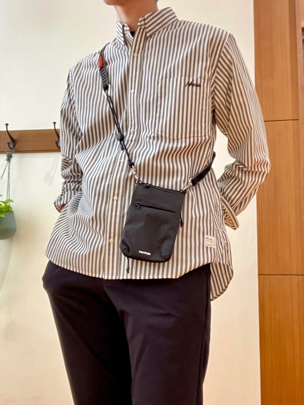 グレー系のシャツ/ブラウス、ブルー系のその他パンツ、ブルー系のTシャツ/カットソーを着用したメンズの春コーディネートの8枚目の写真