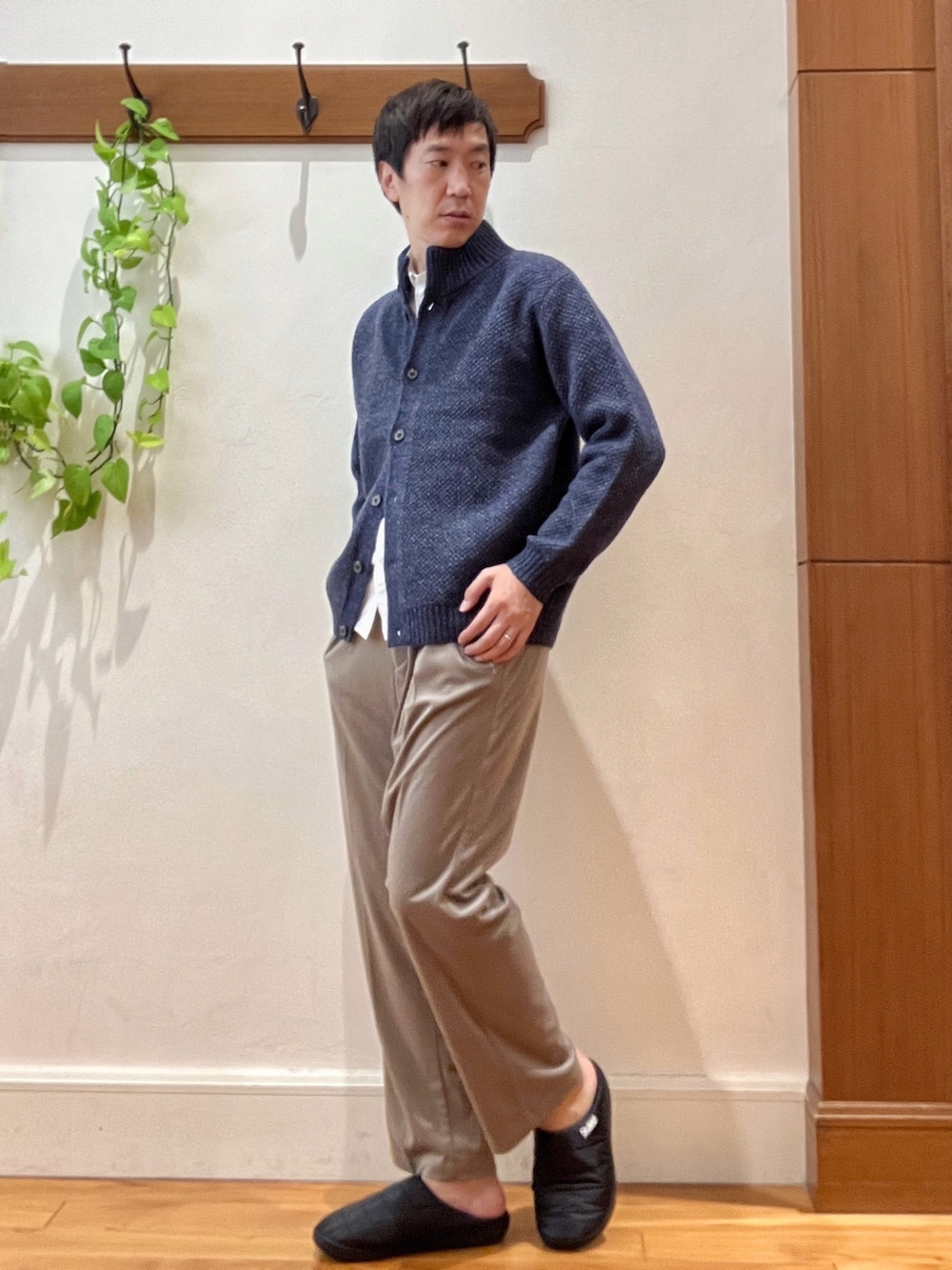 ブルー系のカーディガン/ボレロ、ホワイト系のシャツ/ブラウス、ベージュ系のその他パンツを着用したメンズの秋コーディネートの3枚目の写真