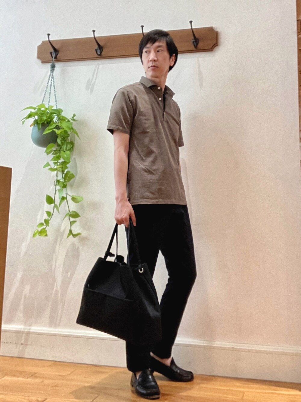 ブラウン系のポロシャツ、ブルー系のTシャツ/カットソー、ブルー系のその他パンツを着用したメンズの春コーディネートの6枚目の写真