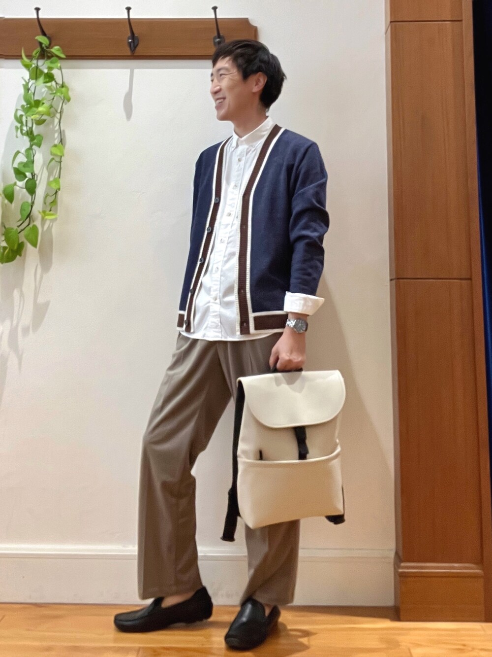 ホワイト系のシャツ/ブラウス、ブルー系のカーディガン/ボレロ、ベージュ系のその他パンツを着用したメンズの秋コーディネートの3枚目の写真