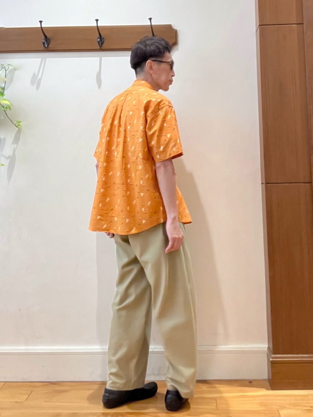 オレンジ系のシャツ/ブラウス、ホワイト系のTシャツ/カットソー、ブラウン系のサングラスを着用したメンズの夏コーディネートの6枚目の写真
