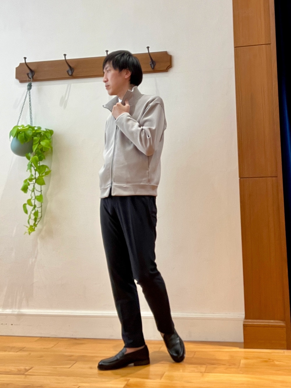 ベージュ系のカーディガン/ボレロ、ホワイト系のビジネスシャツ、ブルー系のネクタイを着用したメンズの冬コーディネートの5枚目の写真