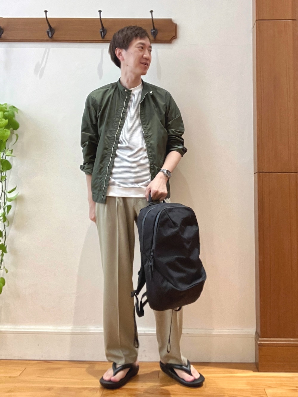 グリーン系のシャツ/ブラウス、ホワイト系のTシャツ/カットソー、ブラック系のその他パンツを着用したメンズの春コーディネートの2枚目の写真